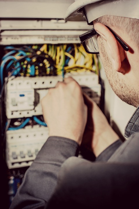 Les facteurs qui déterminent les tarifs d’un électricien