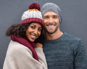 Le bonnet et l'écharpe sont des accessoires de mode indispensables pour l'hiver !