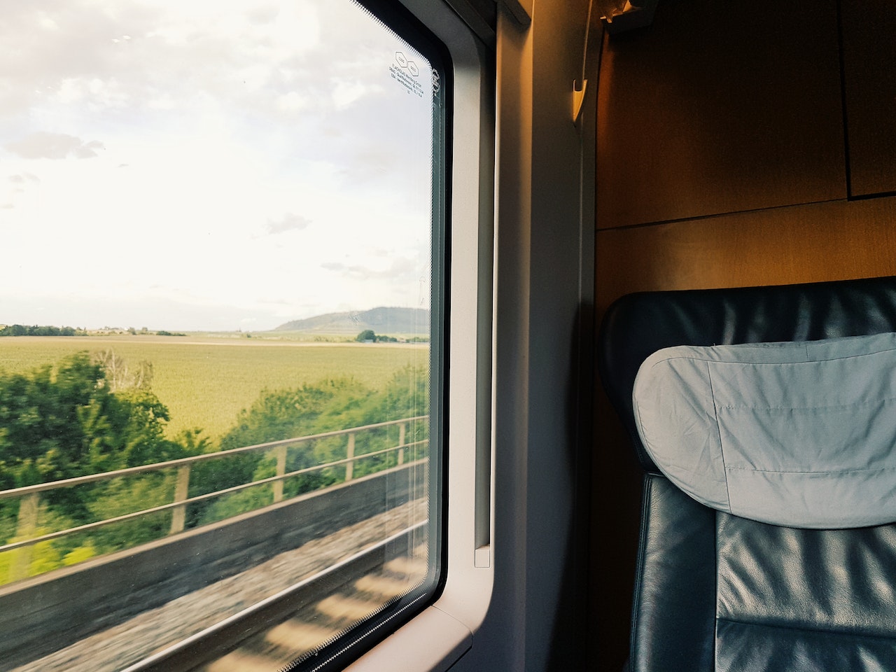 Vue à travers la fenêtre durant un voyage en train