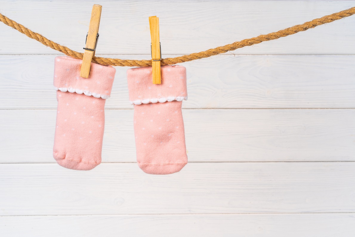 Chaussettes de bébé sur une corde à linge. Lavage de vêtements pour bébé