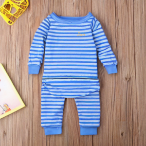 Pyjama bleu pour un bébé