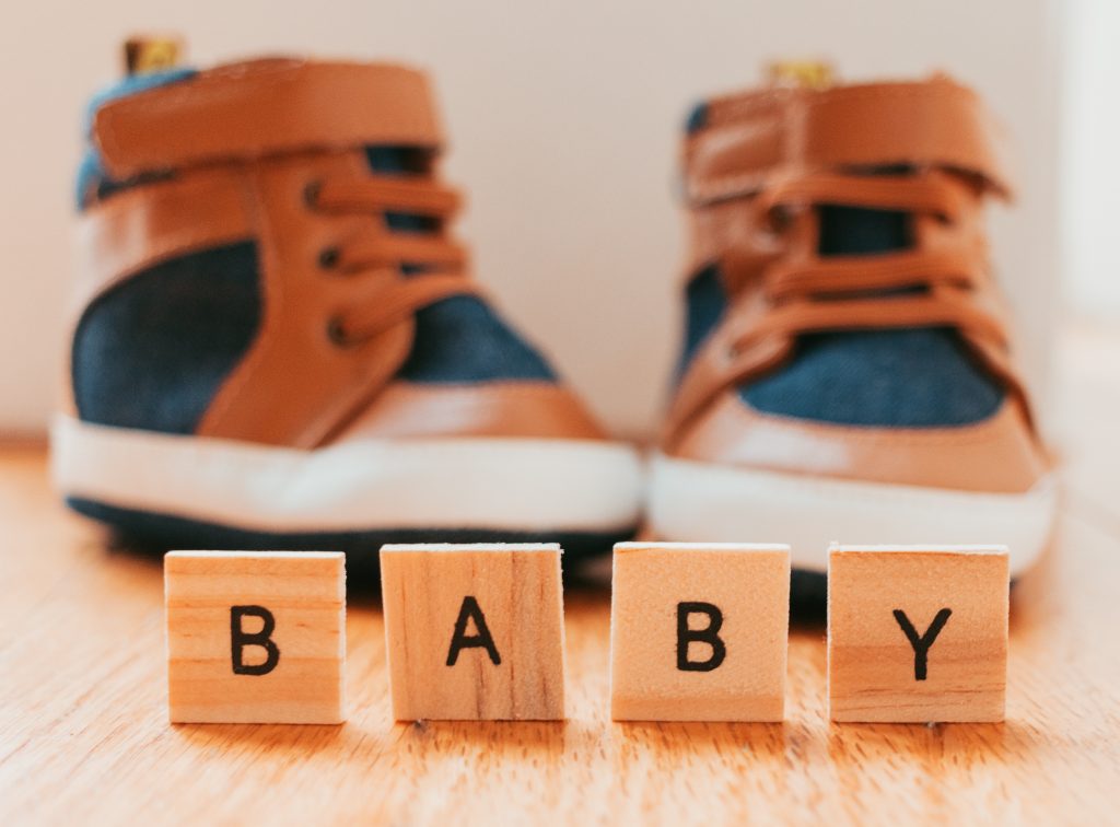 Chaussure pour bébé marron avec des lacets
