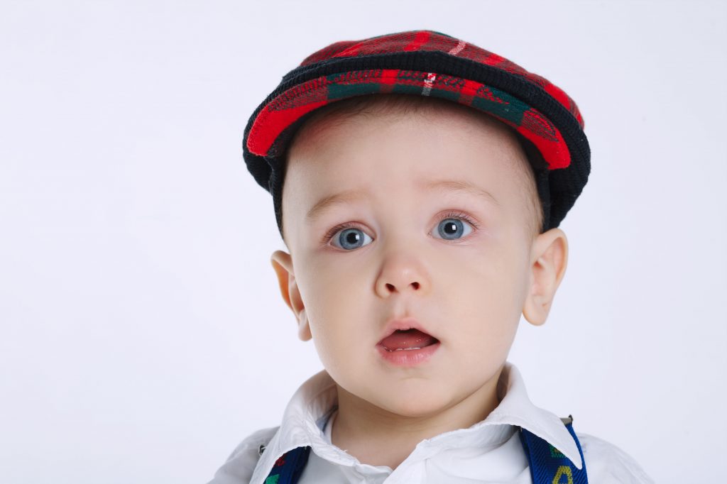 Garçon avec un béret rouge