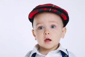 Garçon avec une casquette rouge