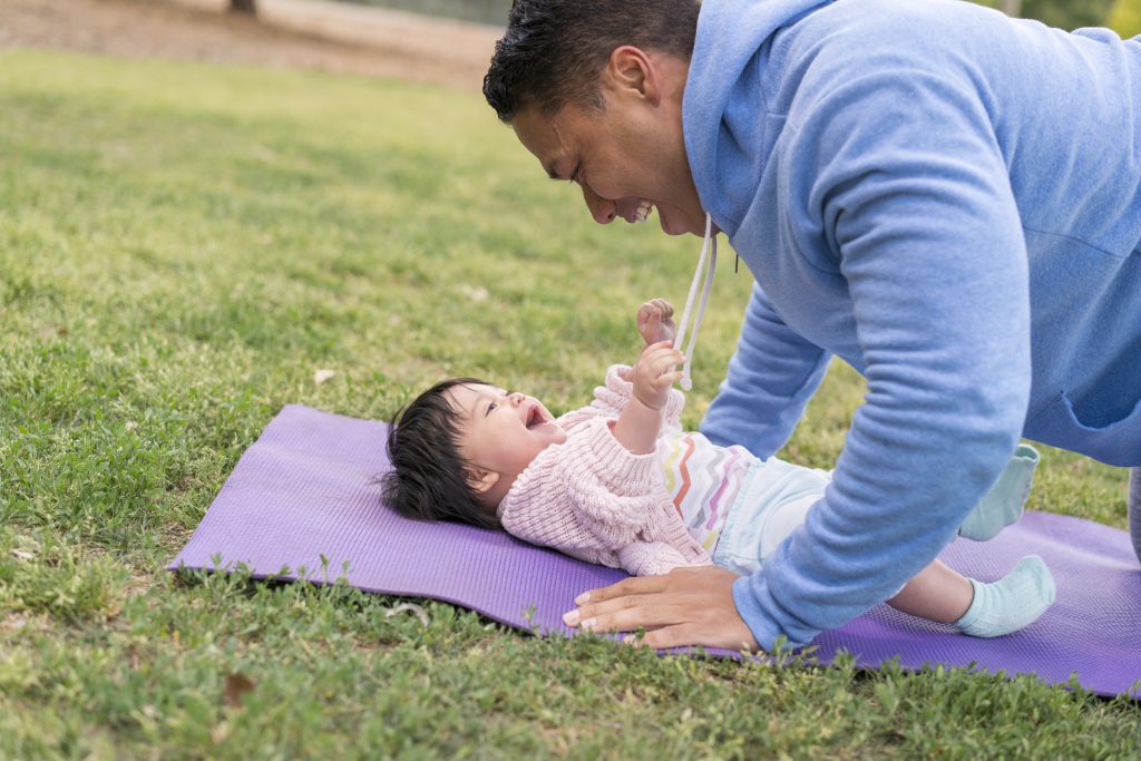 Bébé en survêtement dans un parc