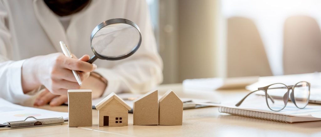 Photo avec une loupe et des petites maisons décoratives