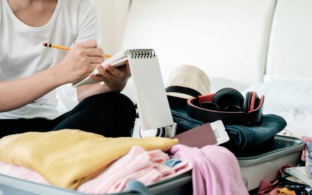 Choisir des vêtements adaptés au climat de voyage.