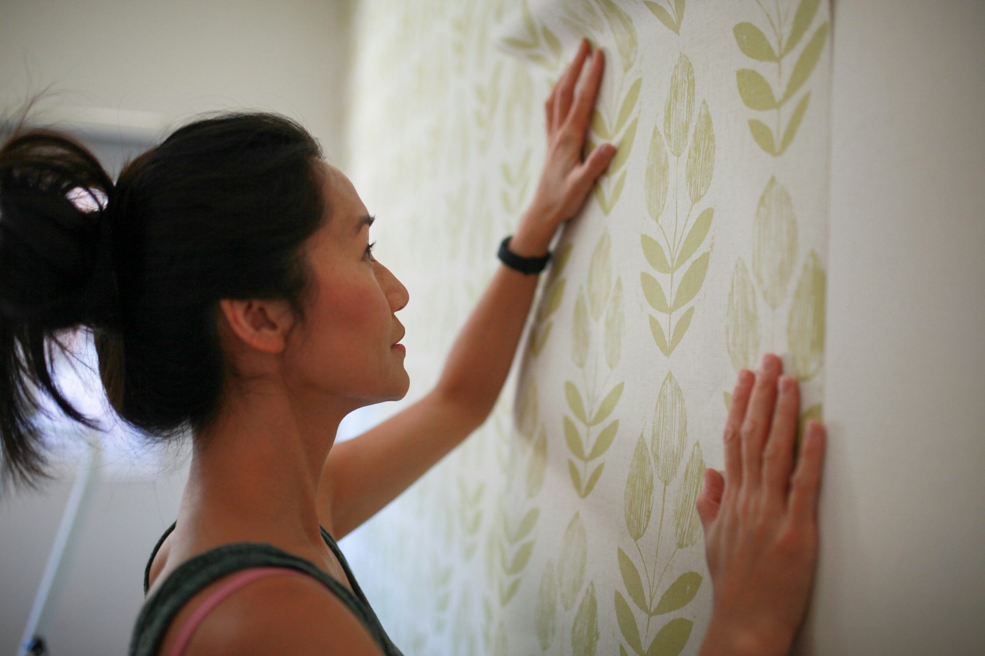 DIY project: female hanging wallpaper